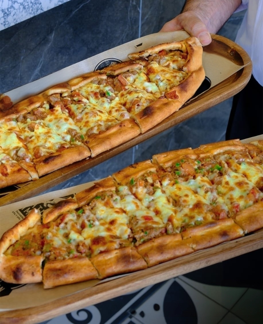 Kuşbaşı kaşarlı pide
